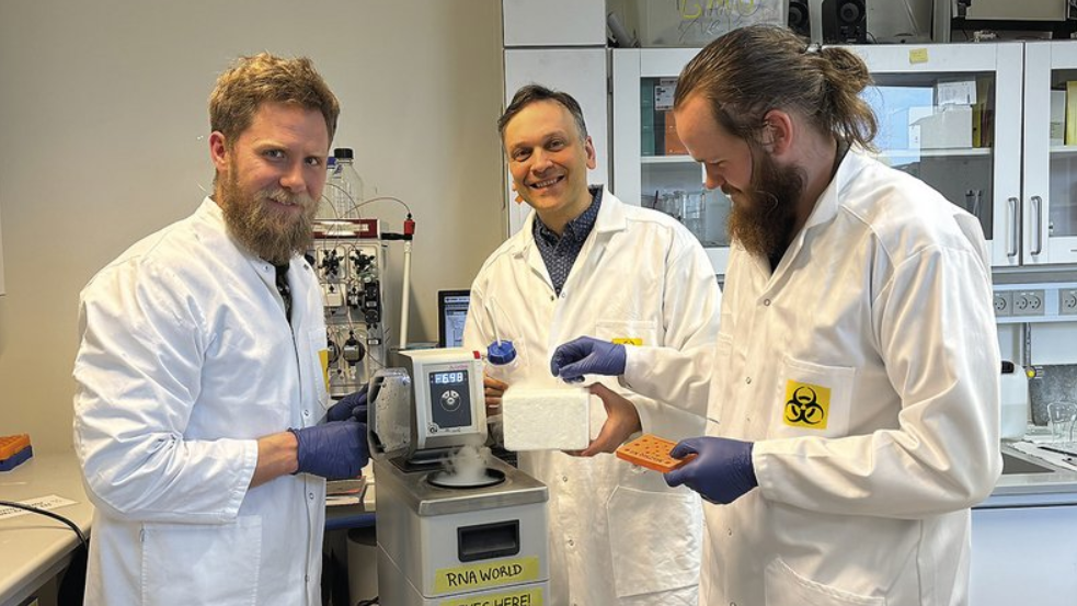 Ebbe Andersen ( i midten) sammen med Emil Laust Kristoffersen og Niels Rysgaard Sørensen med deres egen RNA-kopimaskine