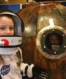 I vinterferien på Steno Museet kan man trække i rumdragten og tage en selfie i den specialbyggede StenoKapsel. Få fornemmelsen af, hvordan det er at sidde i en rumkapsel og prøv at kommunikere med StenoKapslens kommunikationsudstyr.
