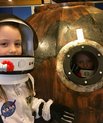 I vinterferien på Steno Museet kan man trække i rumdragten og tage en selfie i den specialbyggede StenoKapsel. Få fornemmelsen af, hvordan det er at sidde i en rumkapsel og prøv at kommunikere med StenoKapslens kommunikationsudstyr.