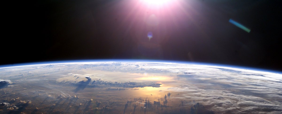 Udsnit af jorden og solen set fra rummet. Foto: NASA.