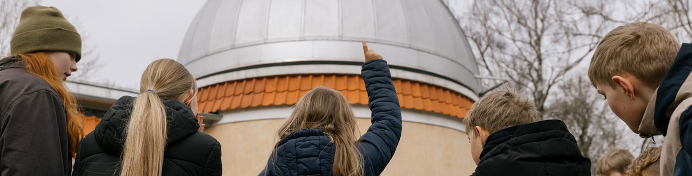 Elever foran Ole Rømer Observatoriet