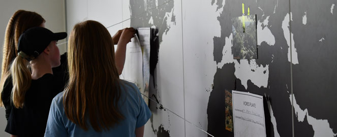 Elever placerer noter og billeder på verdenskort