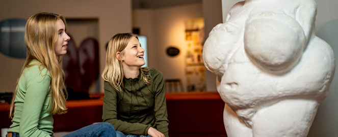 Elever kigger på Venus-skulptur i udstillingen Kære krop, svære krop.