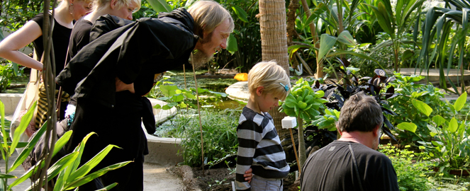 Guided tour in the Greenhouses, the Botanical Garden Aarhus. Photo: Hervé Le Gallo.