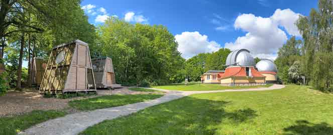 Ole Rømer Observatoriet og Sciencehytterne på en sommerdag
