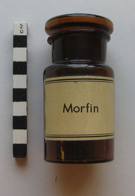 Glasflaske med glasprop til morfin.  Fra midten af 1900-tallet fra et apotek i Silkeborg.