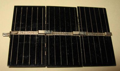 Solcellepanel som består af 6 sammenloddede solceller på hver 2x2 cm